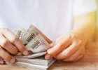 现在随时能拿出两三万现金的家庭多吗？