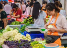 有人说“不要看不起小摊贩，他们的收入你无法想象”，是真的吗？